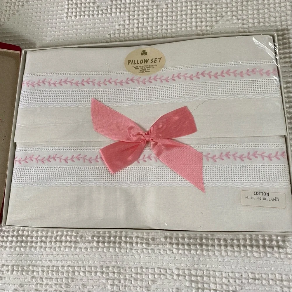 NIB 2 Dreamweave Cotton Pillowcases Made in Ireland Pink White - Picture 8 of 9